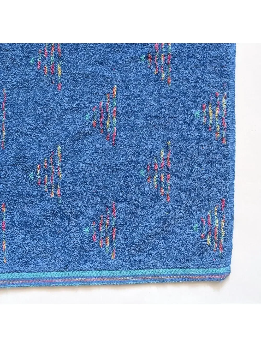 1980s Vintage Fieldcrest Bath Towel with Vivid Blue Postmodern Pattern